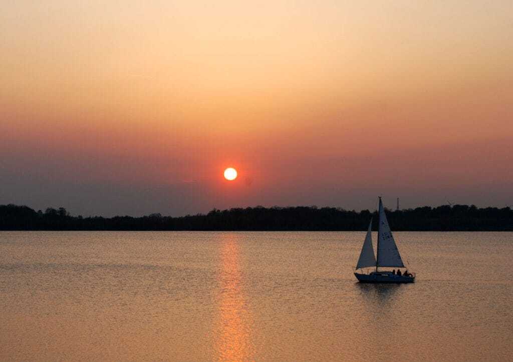 [Translate to English:] Leipziger Neuseenland, Abendstimmung mit Segler