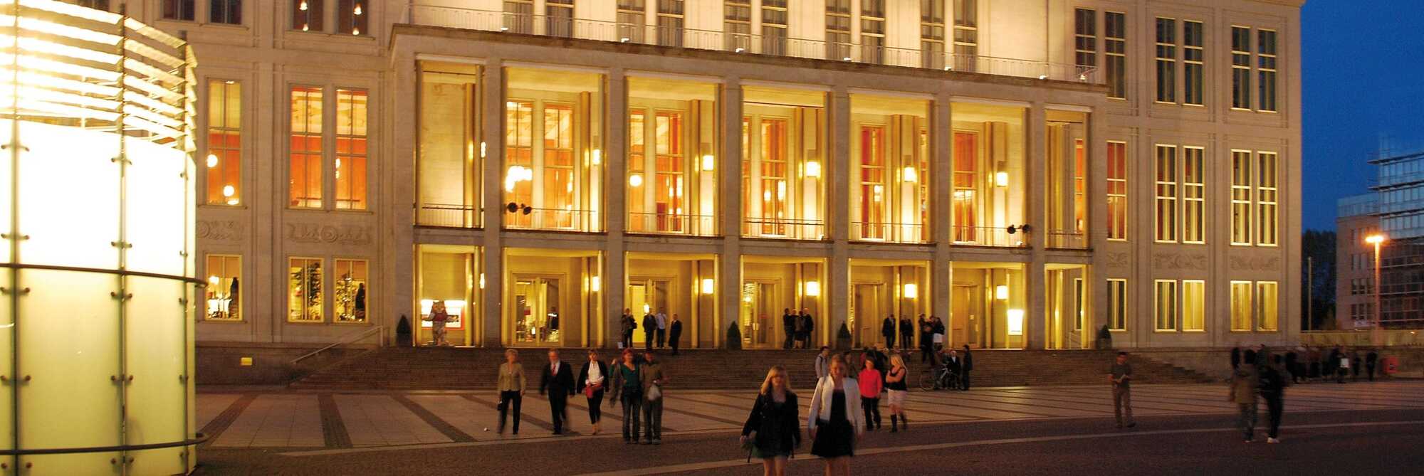 [Translate to English:] Leipziger Notenspur, Bild von der Oper bei Nacht