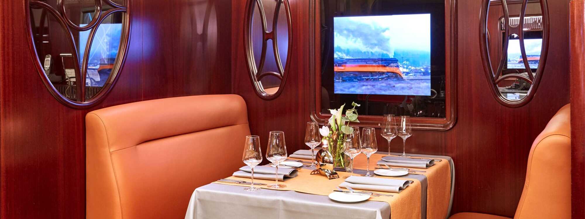 Gedeckter Tisch im Restaurant Steaktrain