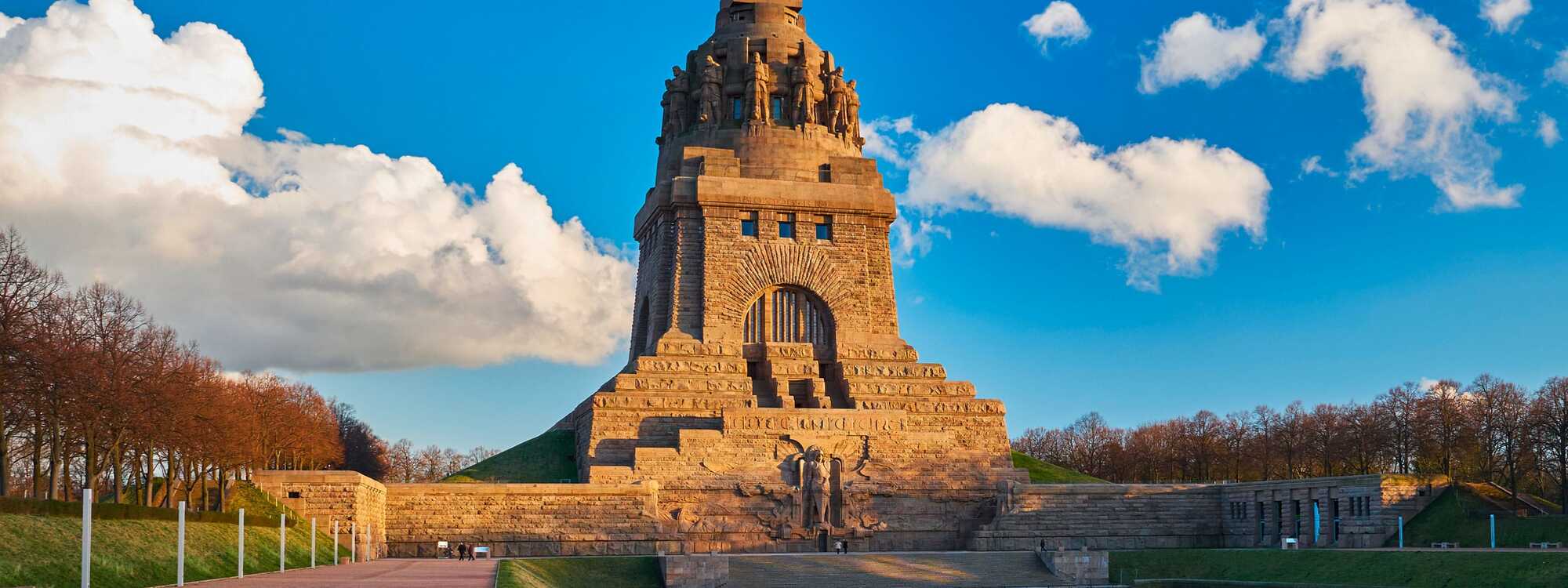 [Translate to English:] Das Völkerschlachtdenkmal in der Abendsonne