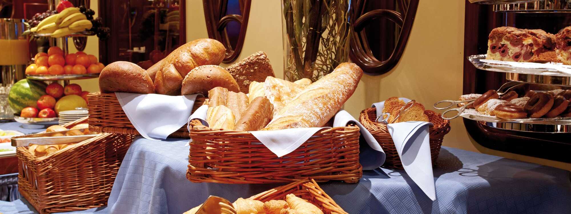 [Translate to English:] Frühstücksbuffet mit Brötchen, Croissants und Obst im Seaside Park Hotel